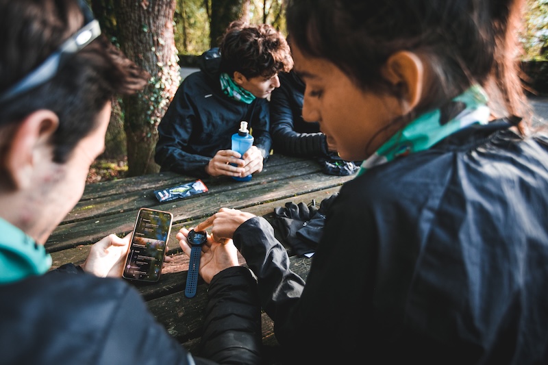 Beginner runner comparing ChatGPT and a running coach app to choose a marathon training plan.