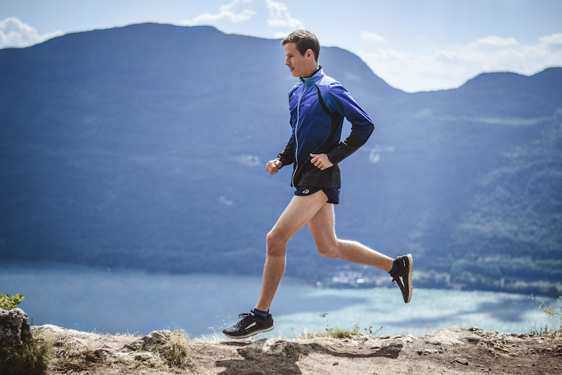 Runner calculating endurance index EI from vVO2max to improve endurance training performance.