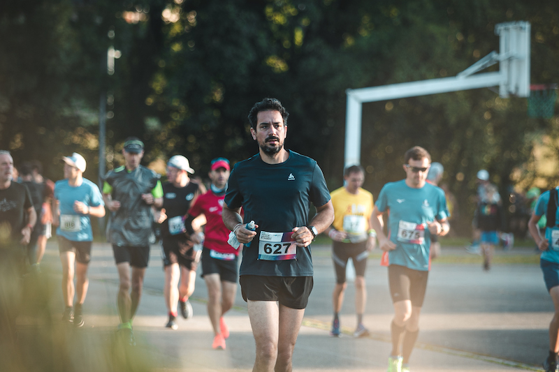 Runner practicing mental training with visualization and focus techniques for faster recovery after training.