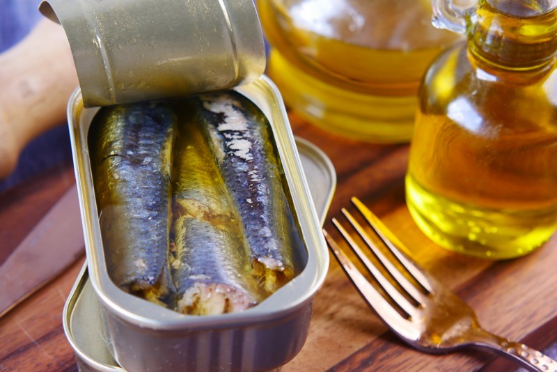 Runner fueling for endurance with omega-3 and omega-6 healthy fats supporting performance and recovery.