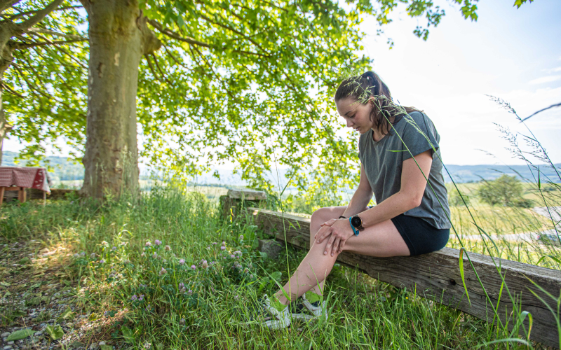 Runner managing injury pain with recovery exercises to return stronger and prevent future running injuries.