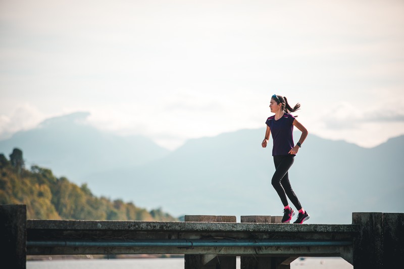Runner training for a summer body year-round with nutrition, strength and conditioning workout tips.