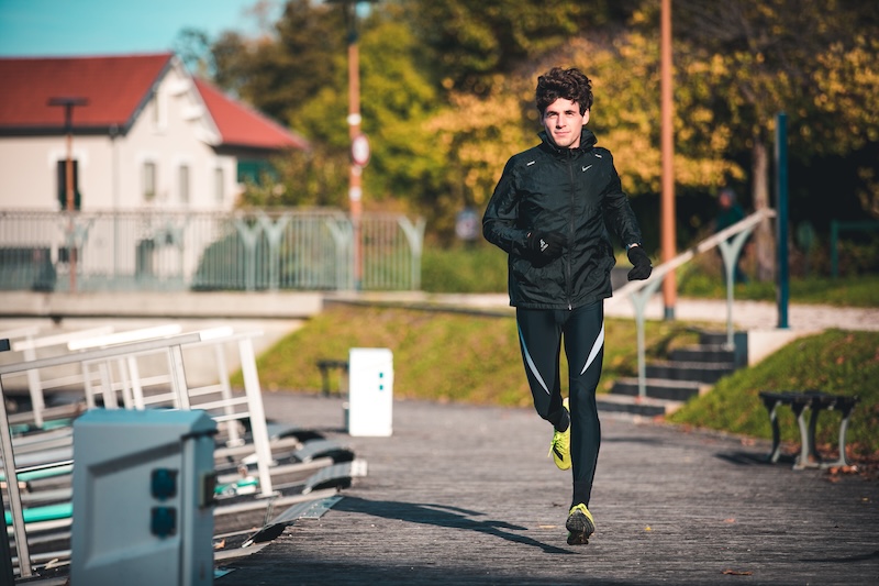 Runner training for a 10K race, following a simple plan to break 60 minutes.