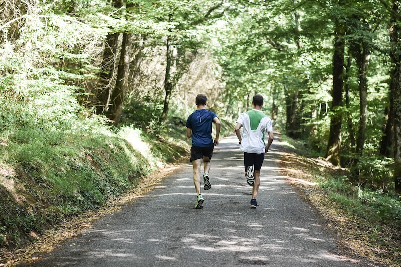 Runner training for a 10K under 45 minutes with easy runs and vVO2max intervals.