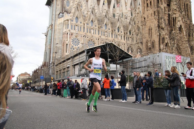 Romain Adam running the Barcelona Marathon, celebrating a 2:35 finish after a smart training plan.