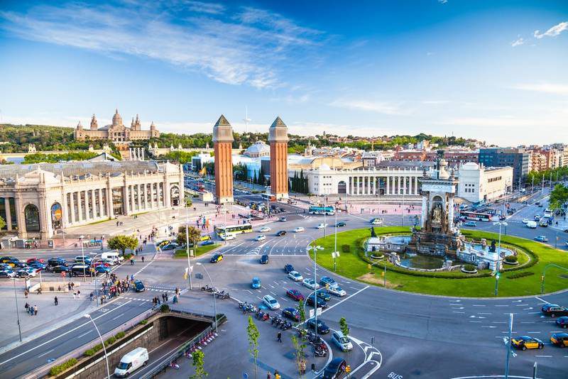 Runner on the Olympic Montjuic loop, a scenic Barcelona running route with city views.