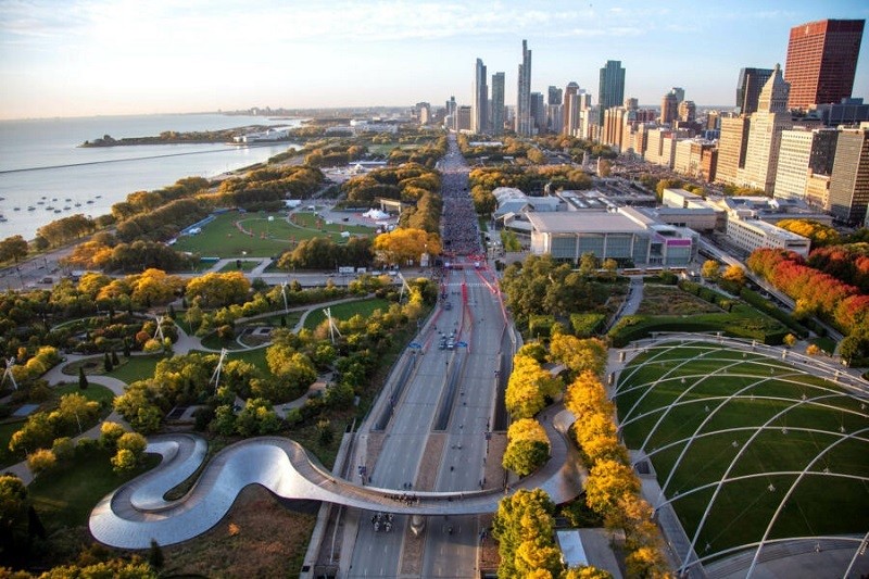 Runner on Chicago Marathon course with map highlights, record stats, and bib registration guidance.