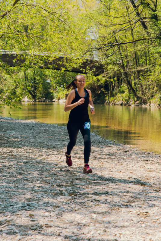Runner Oceane finishing her first 10K race in Annecy, achieving a 52-minute breakthrough.