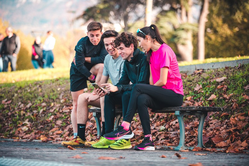 Runner comparing an online running coach and training app to choose the best plan.