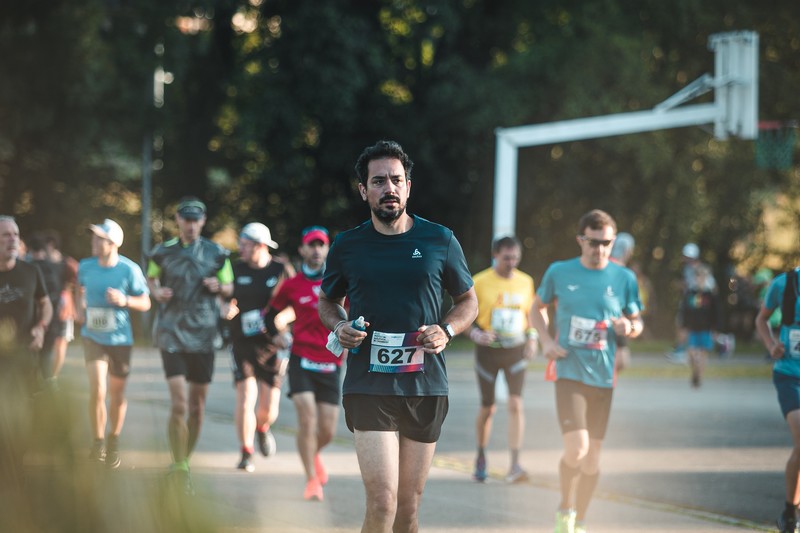Runner setting SMART running goals to improve endurance training and track progress over time.