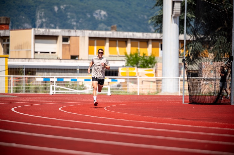 Runner training for a sub-40 10K with structured workouts and race-day pacing strategy.