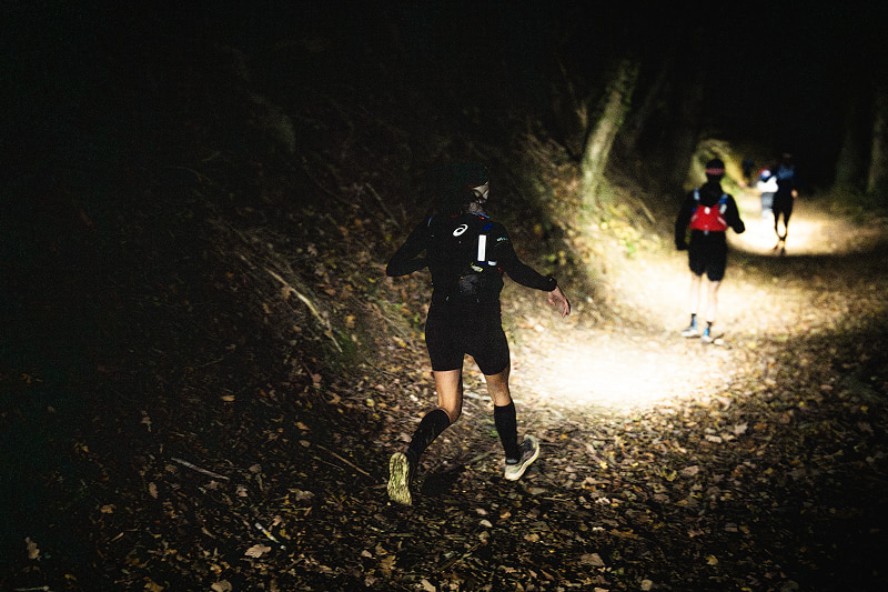 Trail runner fueling for a night ultra with effective endurance nutrition and hydration