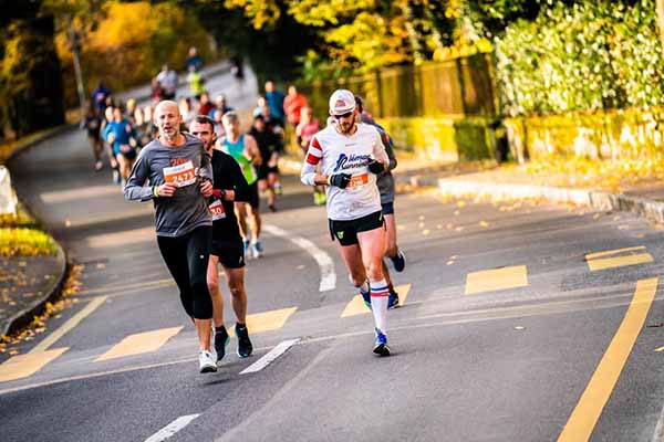 Thomas running the Geneva 20K and breaking one hour twenty in a strong road race