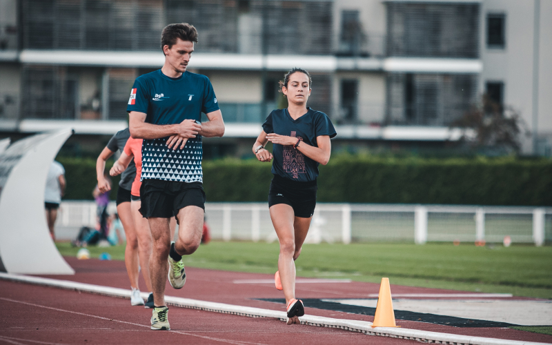 Runner training with vVO2max intervals, highlighting common workout mistakes that slow endurance progress.