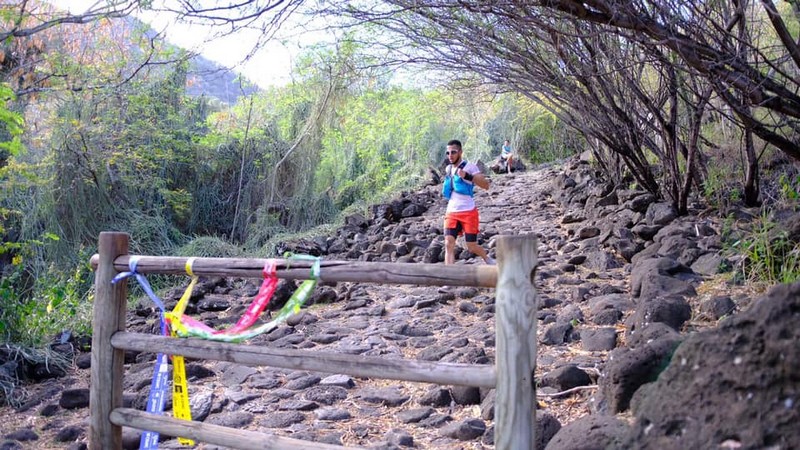 Trail runner practicing technical descents for the Diagonale des Fous Grand Raid training plan