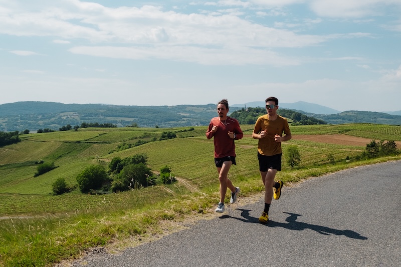 Trail runner training on flat terrain to prepare for challenging hill-free trail running workouts